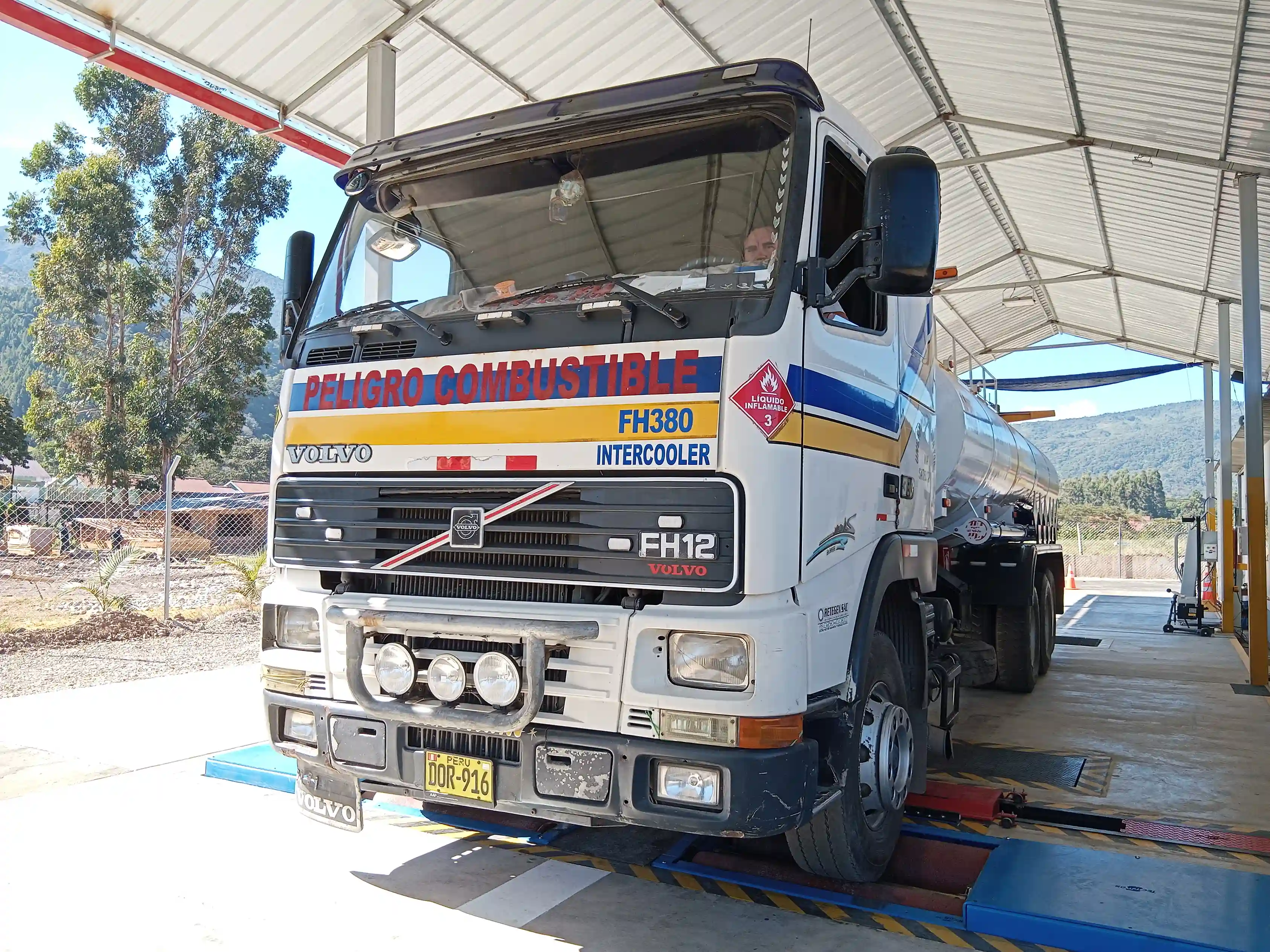 Auto esperando la Inspección Técnica en Revisiones Técnicas de la Selva Central