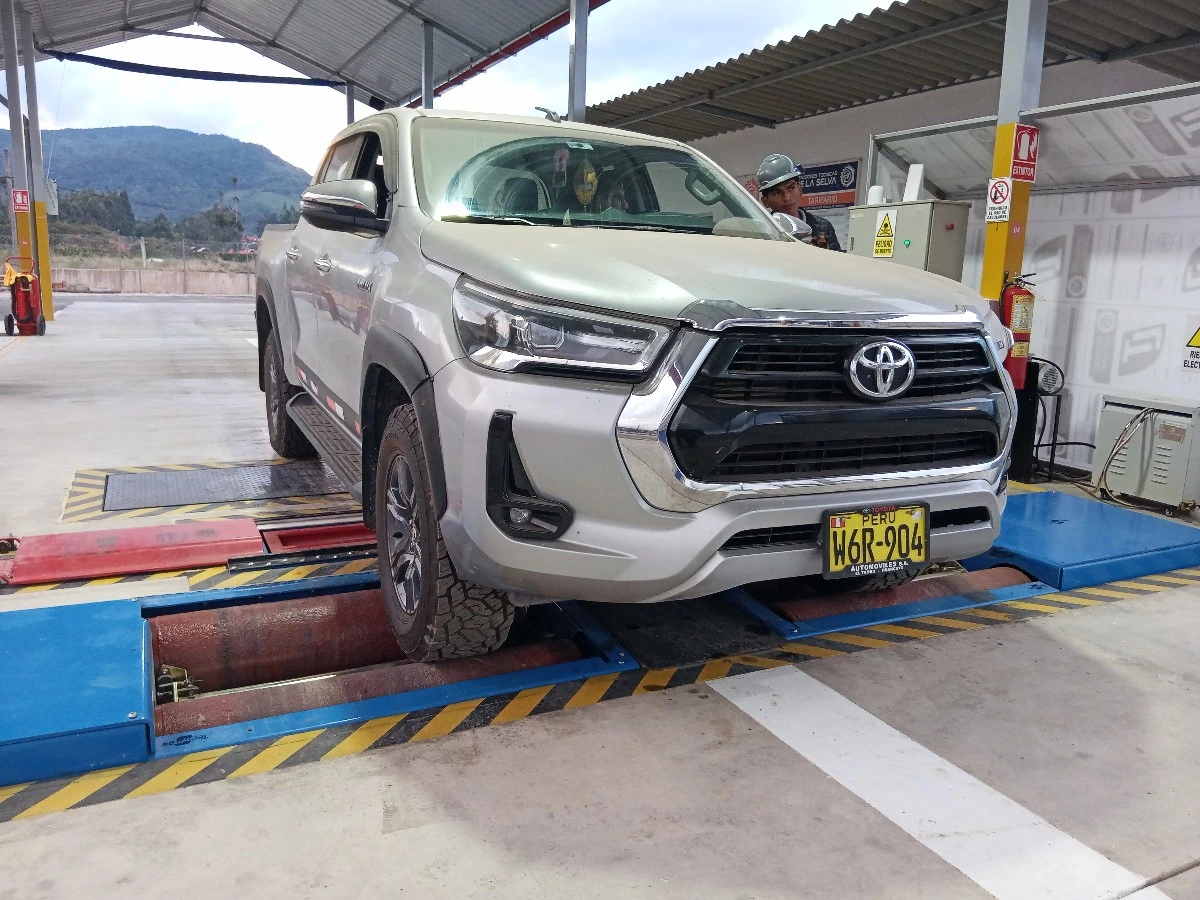 Área de revisión técnica de línea mixta con personal técnico de VTA