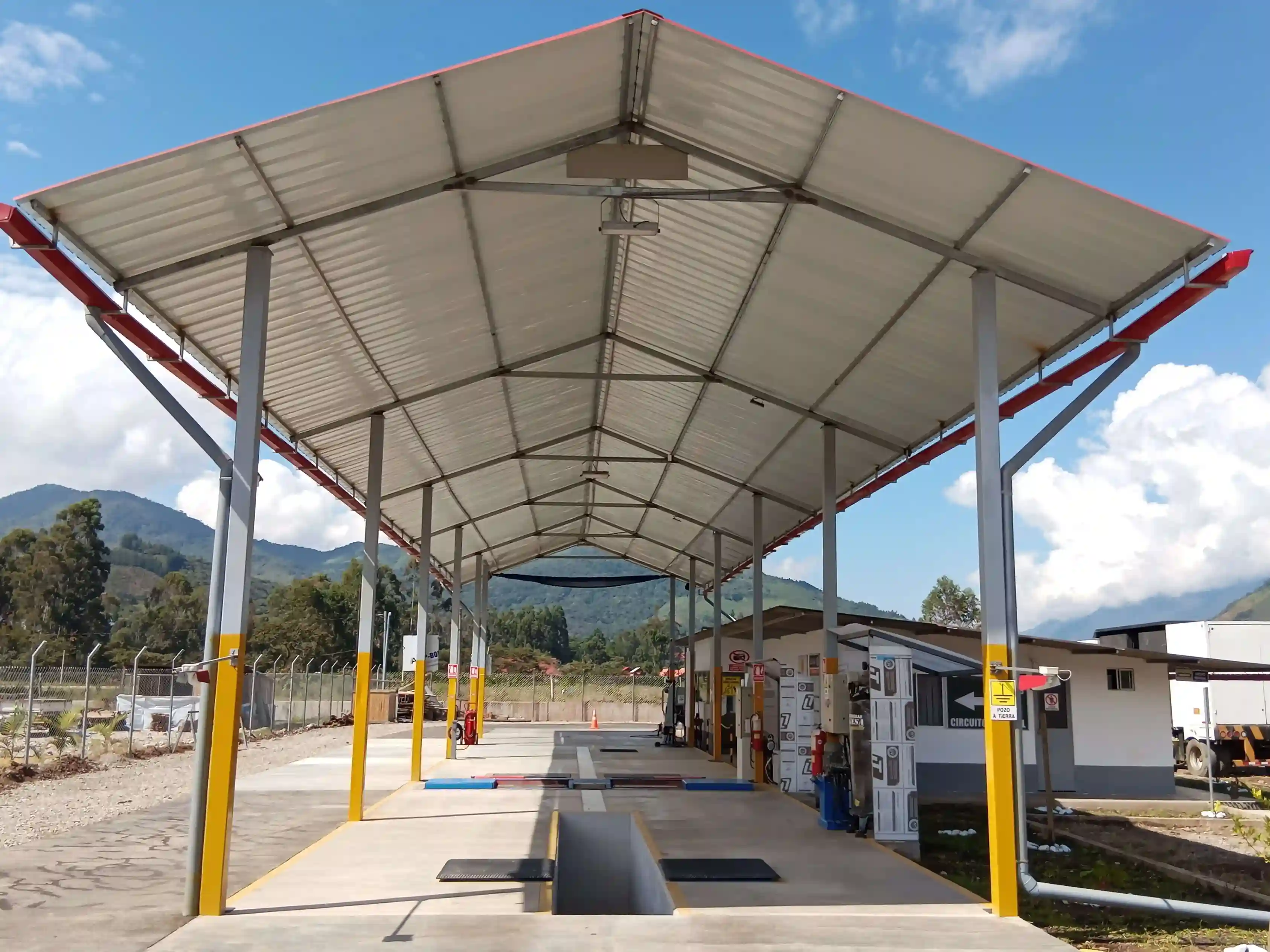 Foto del taller con equipos de inspección técnica