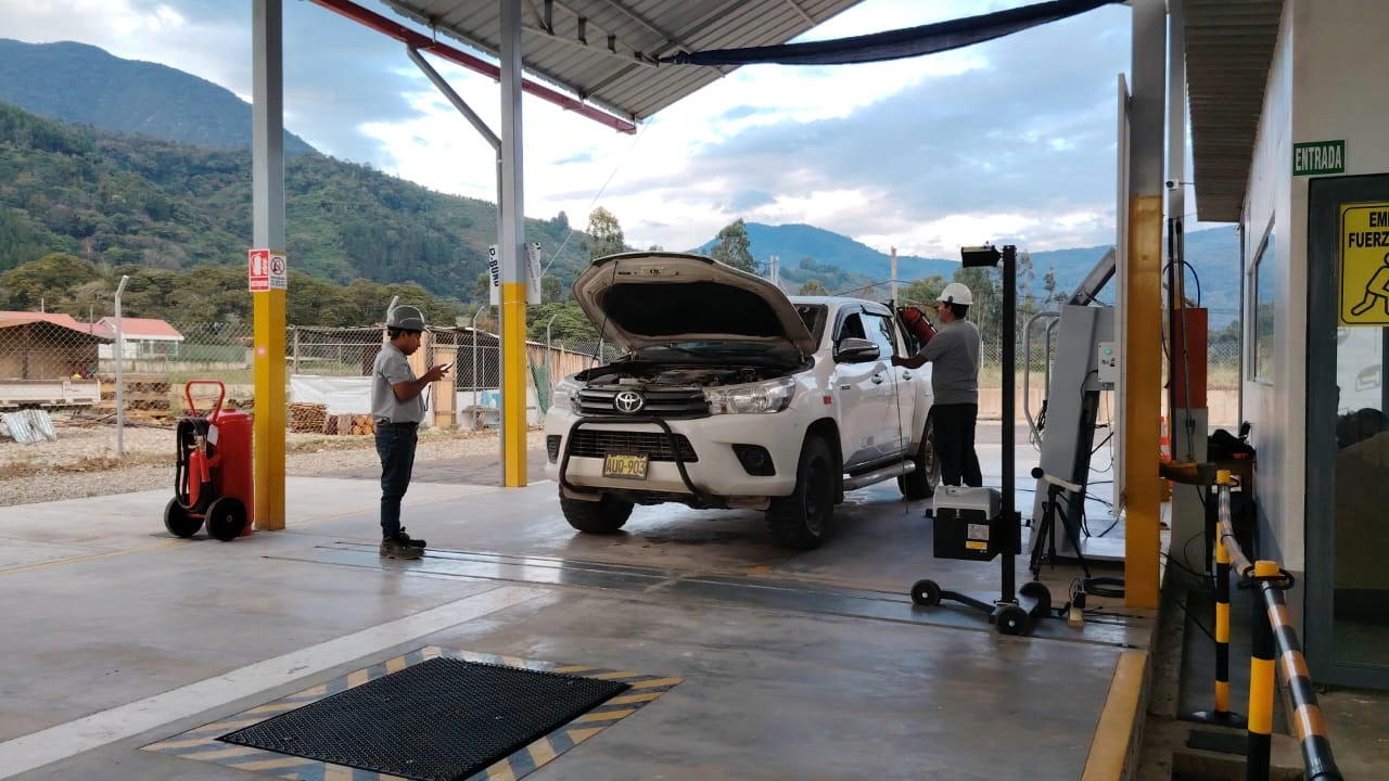 Vehículo siendo inspeccionado en el centro técnico de RT Selva Central