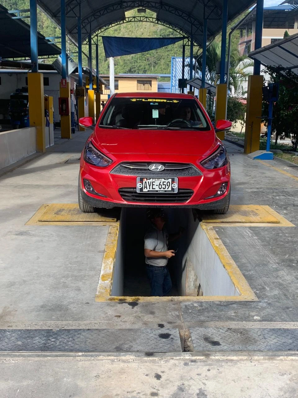 Técnico de RT Selva Central realizando la inspección técnica con atención personalizada