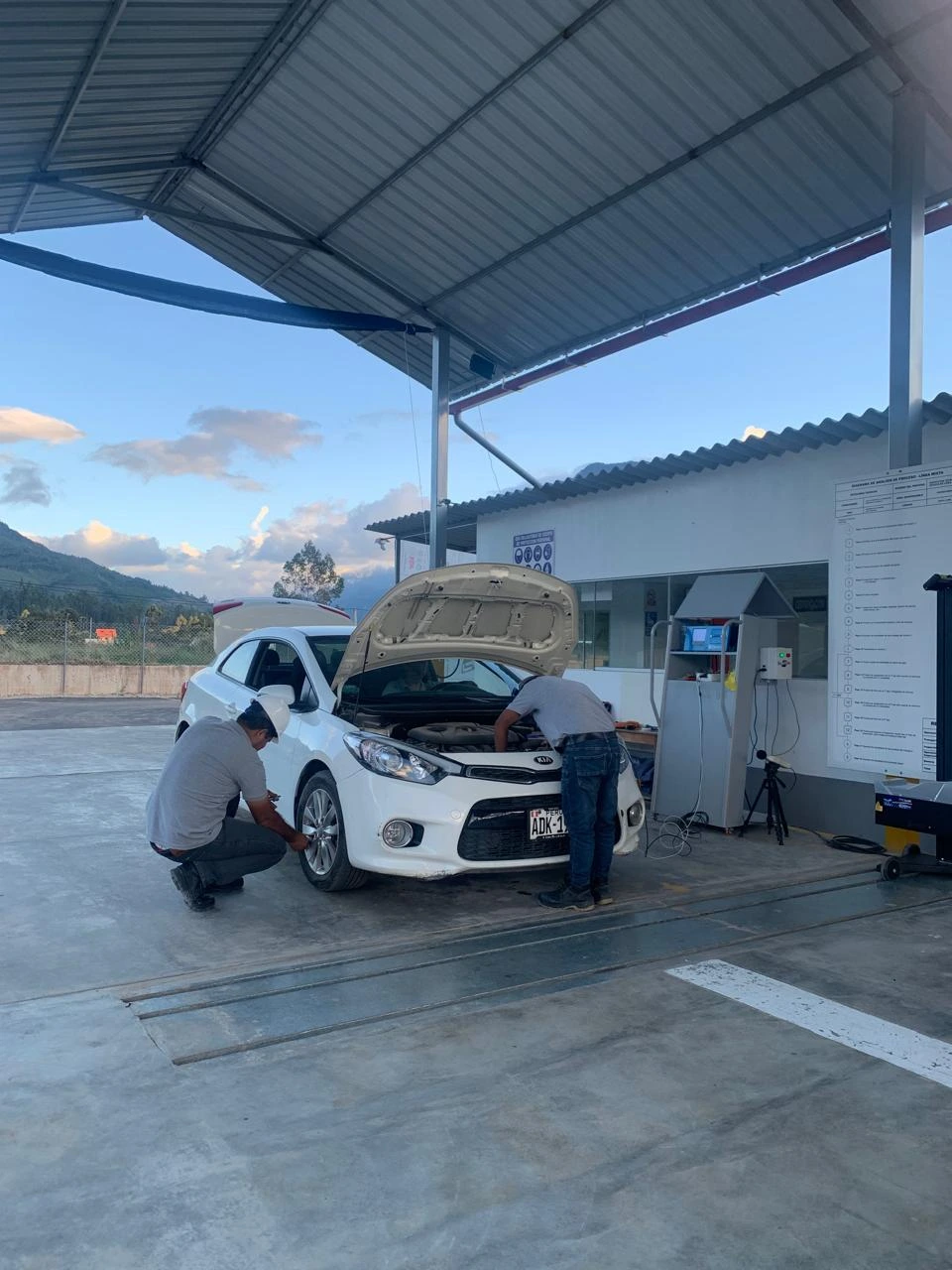 Proceso de revisión técnica en desarrollo en el taller de RT Selva Central