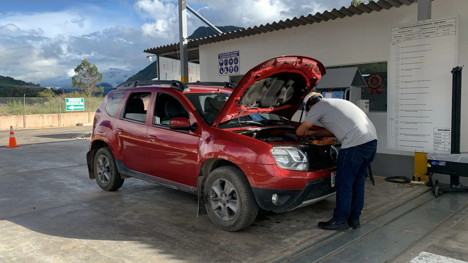 Proceso de revisión técnica vehicular en ejecución
