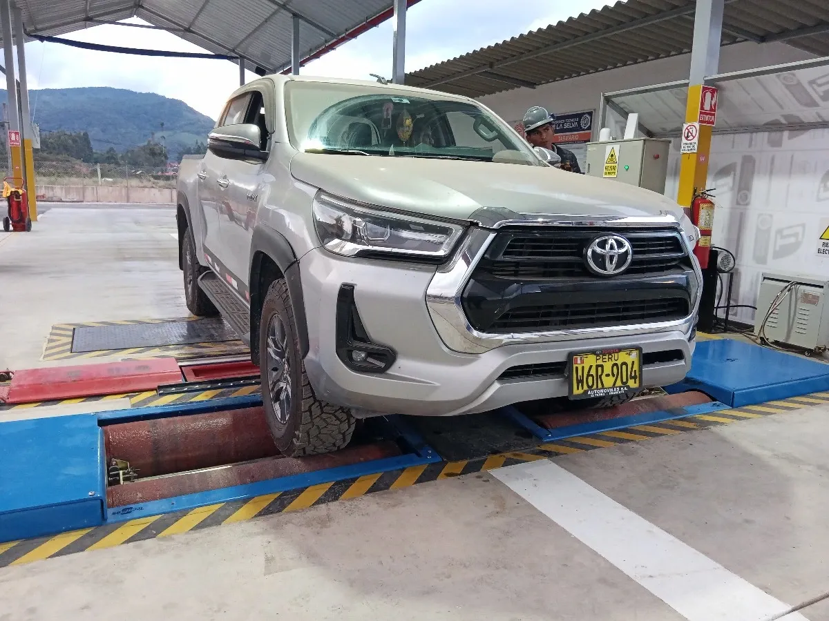 Área de revisión técnica de línea mixta con personal técnico de VTA