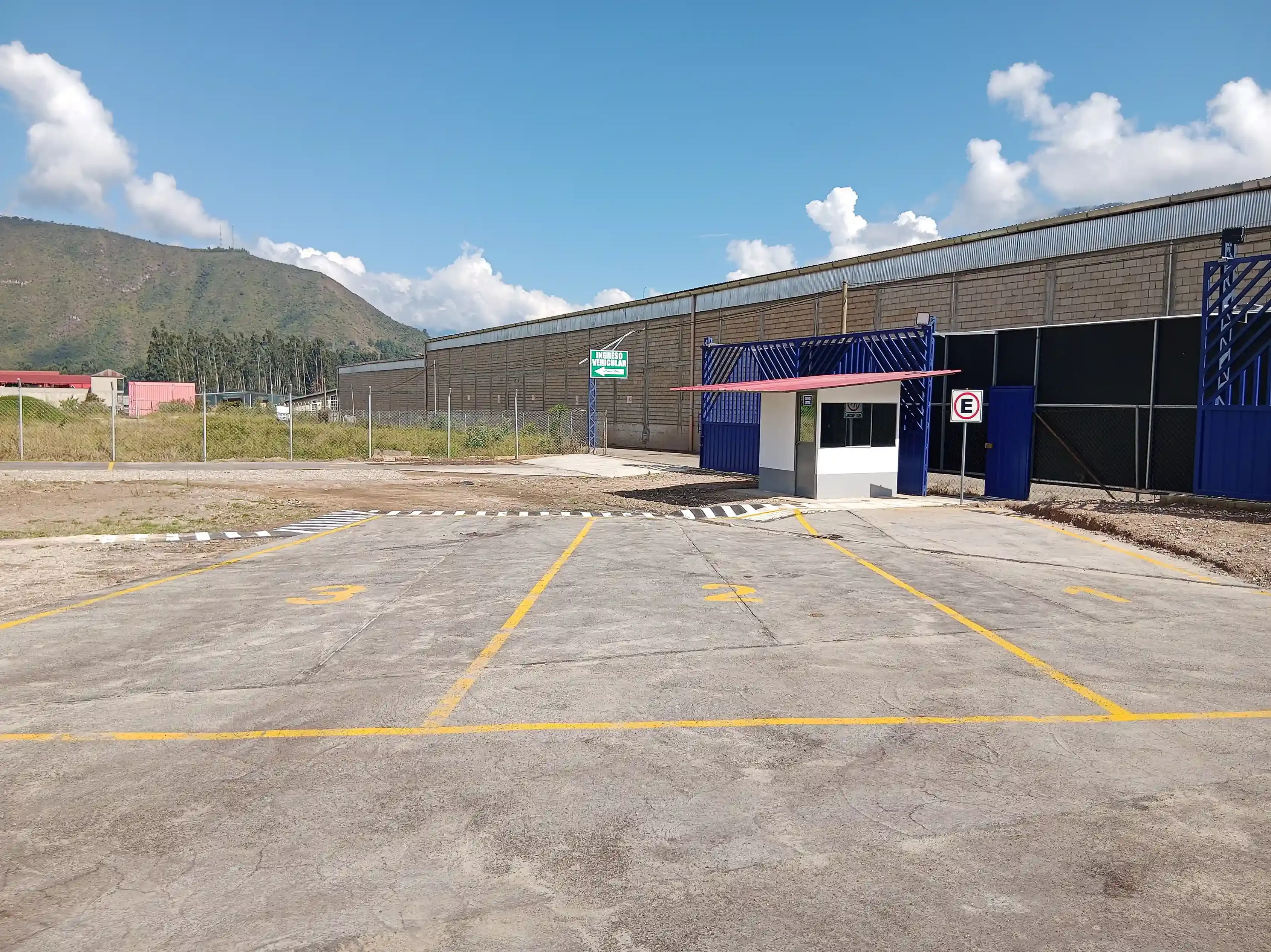 Foto de estacionamiento de centro de inspección técnica de Oxapampa