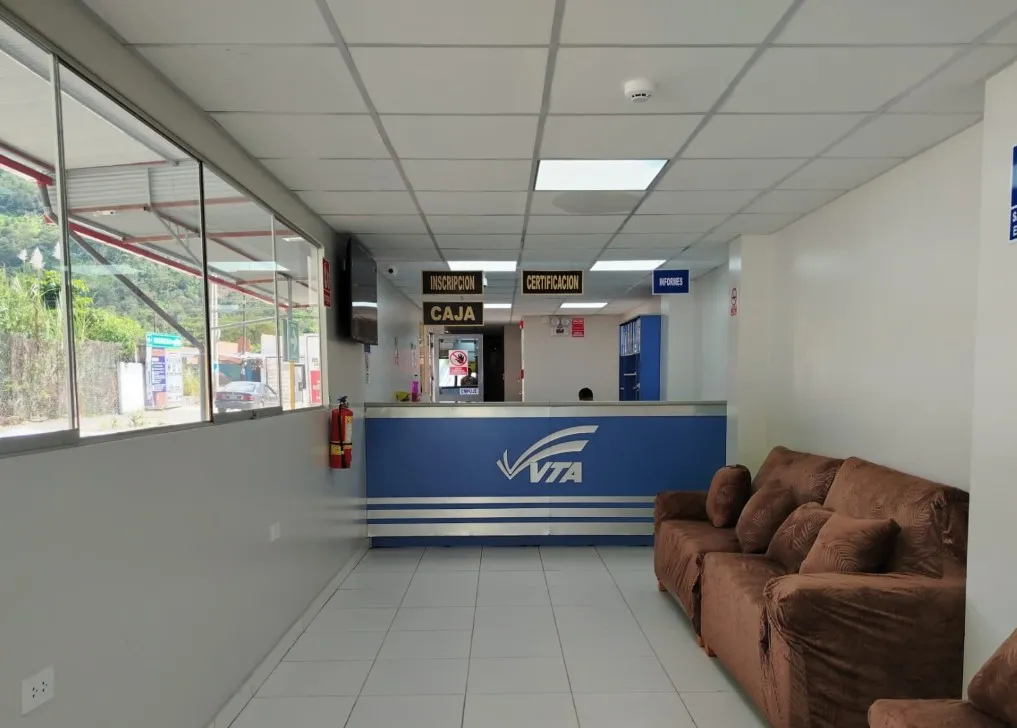 Foto de la sala de espera y oficinas en San Ramón